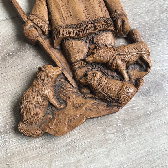 Vintage Inuit / Eskimo native with sled dogs resin wall hanging - Picture 2 of 5